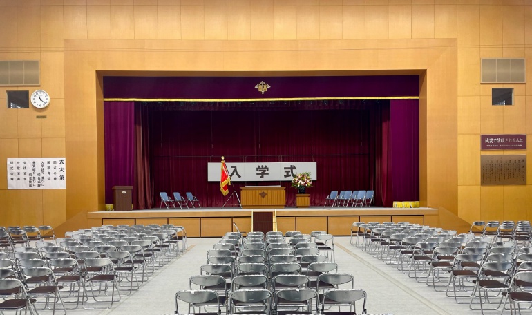 体育館での入学式