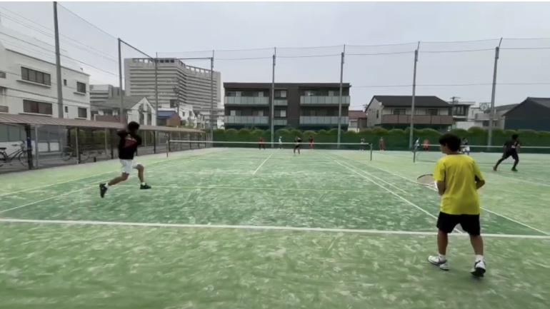 本校テニスコートでの練習風景１